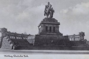 Památník císaře Wilhelma I., Deutsches Eck, Koblenz, Německo (černobílá fotografie) od Photographer German
