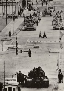 října 1961, Berlín Friedrichstrasse (černobílé foto) od Photographer German