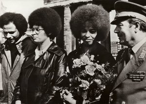 Dne 11. září 1972 byla statečná americká komunistka a obránkyně občanských práv Angela Davisová srdečně přivítána vojáky Národní lidové armády Německé demokratické republiky u Braniborské brány (č/b foto) od Photographer German