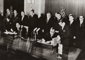 Dne 26. května 1972 byla v hlavním městě NDR, Berlíně, podepsána dopravní smlouva, první státní smlouva mezi Německou demokratickou republikou a Spolkovou republikou Německo (č/b foto) od Photographer German