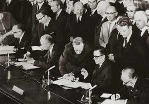 června 1972 podepsali ministři zahraničí čtyř mocností závěrečný protokol ke čtyřstranné dohodě o Západním Berlíně v budově, kterou dříve používala Allied Control Council v americkém sektoru Západního Berlína (č/b foto) od Photographer German