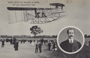Orville Wright letící se svým letadlem nad letištěm Temelhof v Berlíně (černobílá fotografie) od Photographer German