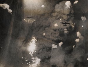 Fotografie pořízená, když Royal Air Force Lancasters zaútočila na Drážďany (černobílá fotografie) od Photographer German