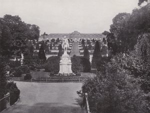 Postupim, pomník Fridricha Velikého a pohled na palác Sanssouci (černobílá fotografie) od Photographer German