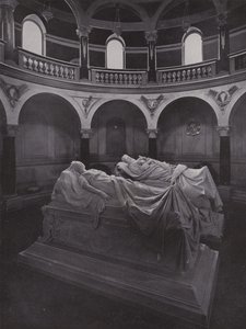 Postupim, kostel míru, mauzoleum se sarkofágy císaře a císařovny Fridricha (čb foto) od Photographer German