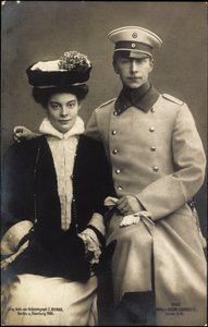 Princezna Cecilie s princem Williamem, kabátem a kloboukem od Photographer German