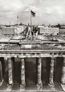 Chráněno bezpečnými hranicemi, výstavba hlavního města NDR pokračuje (č/b foto) od Photographer German