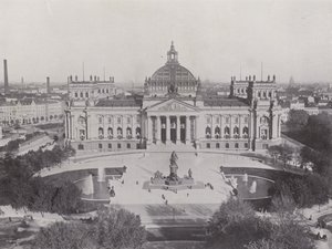 Budova Reichstagu a Bismarckův památník (černobílá fotografie) od Photographer German