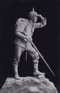 Socha německého vojáka z první světové války, který se dívá přes bojiště (černobílá fotografie) od Photographer German