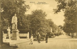 Siegesallee a socha císaře Viléma I., Berlín (č/b foto) od Photographer German