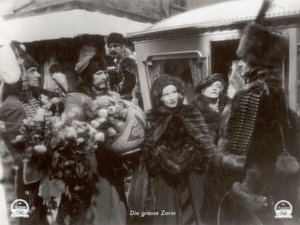 Záběr z filmu "The Scarlet Empress" s Marlene Dietrichovou od Photographer German