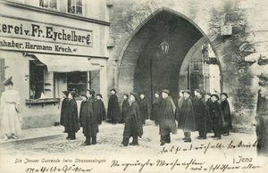 Studentský sbor zpívající v ulicích Jeny, Německo (č/b foto) od Photographer German