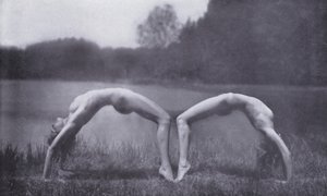 Krásné tělo, tělesná kultura pro ženy (čb fotografie) od Photographer German