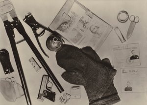 Zařízení patřící teroristovi Wohlfarthovi, který 9. prosince 1961 pronikl ze Západního Berlína.... (č/b foto) od Photographer German