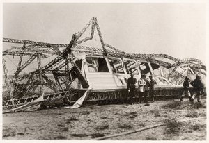 Ruiny Zeppelinu LZ10 "Schwaben" po jeho zničení dne 28. června 1912 (černobílé foto) od Photographer German