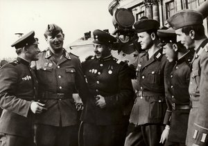 Vojáci Národní lidové armády udržují úzké přátelství s vojáky sovětské armády (č/b foto) od Photographer German