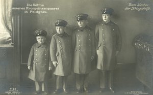 Synové korunního prince Wilhelma z Německa ve vojenské uniformě (č/b foto) od Photographer German