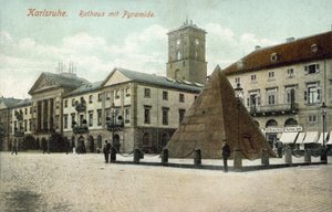 Radnice a pyramida, Karlsruhe, Německo (barevné foto) od Photographer German