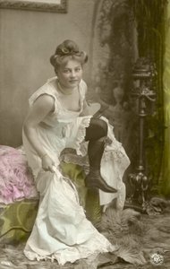 Svlékající se dívka (barevné foto)