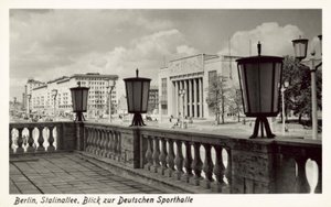 Pohled na Deutsche Sporthalle, Stalinallee, východní Berlín, 50. léta 20. století (černobílá fotografie) od Photographer German