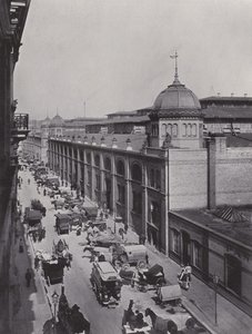 Před centrální tržnicí na náměstí Alexanderplatz (černobílá fotografie) od Photographer German