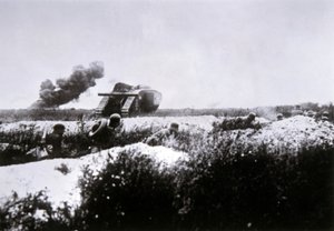 Němečtí stormtroopeři z první světové války vyzbrojení zálohou z plamenometu, podporovaná ukořistěným britským tankem Mark IV od Photographer German