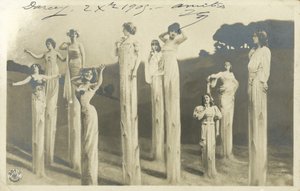 Ženy na chůdách oblečené jako chřest (černobílá fotografie) od Photographer German