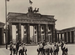 Průkopníci Yong přicházejí k Braniborské bráně, dominantě Berlína, aby viděli své přátele, pohraniční stráž (č/b foto) od Photographer German