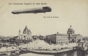 Zeppelin LZ III letící nad Berlínem (černobílá fotografie) od Photographer German