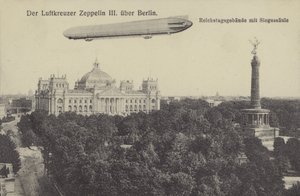 Zeppelin LZ III letící nad Berlínem (černobílá fotografie) od Photographer German