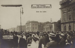Zeppelin LZ III letící nad Unter den Linden v Berlíně od Photographer German