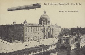 Zeppelin LZ III letící nad městským palácem v Berlíně (č/b foto) od Photographer German