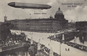 Zeppelin LZ III letící nad městským palácem v Berlíně (černobílá fotografie) od Photographer German