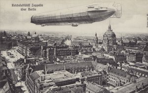 Vzducholoď Zeppelin letící nad Berlínem (černobílá fotografie) od Photographer German