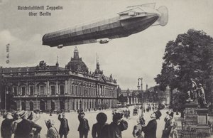 Vzducholoď Zeppelin letící nad Berlínem (černobílá fotografie) od Photographer German