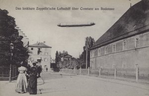 Zeppelin letící nad Konstanz, Německo (č/b foto) od Photographer German