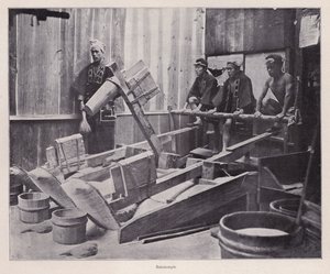 Loupání rýže nebo výroba rýžové mouky pomocí drtiče rýže, Japonsko (černobílá fotografie) od Photographer Japanese