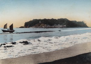 Japonsko, kolem roku 1912: Ostrov Enoshima zobrazený poblíž Kamakura (foto) od Photographer Japanese