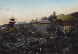 Japonsko, kolem roku 1912: Chrám Kiyomizu je známý svým závěsným jevištěm na okraji propasti a výhledem na město Kjóto (foto) od Photographer Japanese