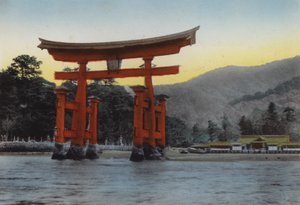 Japonsko, kolem roku 1912: Posvátný ostrov, Miyajima, ve vnitrozemském moři, jedna ze tří nejvýznamnějších scén Japonska; Chrám zde nechal postavit Kiyomori ve 12. století (foto) od Photographer Japanese