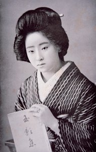 Japonská dívka, kolem roku 1910 (černobílá fotografie)