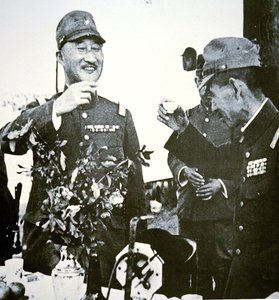 Japonští generálové Terauchi a Hata připíjejí na květnový pád města Hsuchow v Číně od Photographer Japanese