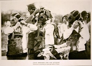 Japonské školačky v Tokiu se připravují na nácvik protiplynového leteckého útoku od Photographer Japanese