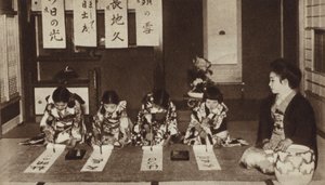 Japonské školačky píšící štětci ve třídě mateřské školy (černobílá fotografie) od Photographer Japanese