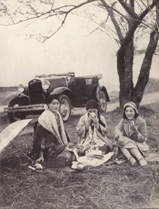 Japonské ženy na pikniku v západním oblečení (černobílá fotografie) od Photographer Japanese