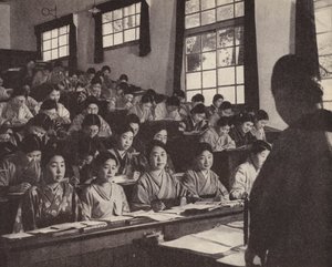 Mladé Japonky v posledním roce na ženské univerzitě v Tokiu (černobílá fotografie)