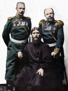 Grigorij (Grigory) lefimovič Novykh, známý jako Rasputin (Rasputin) (1869-1916) s kapitánem von Lohmanem, a princ plukovník Putyatin. (Zleva doprava: princ Michail Putyatin, Grigory Rasputin a plukovník D Loman)