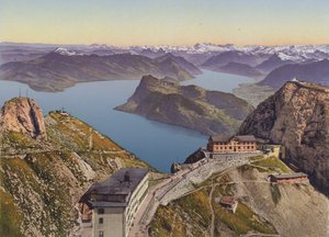 Pilatus-Kulm (2133 m n. m.) Lucernské jezero a Alpy (barevné foto)