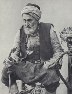 Rolník kouří vodní dýmku, Izmir, Turecko (černobílá fotografie) od Photographer Turkish