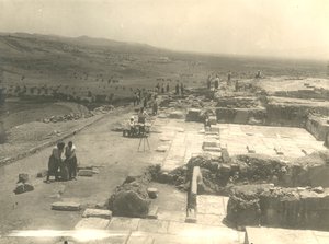 Pohled na vykopávky paláce Phaistos, italská archeologická mise pod vedením Luigiho Perniera a Federica Halbherra, Kréta, Řecko od Blaise Nicolas Le Sueur